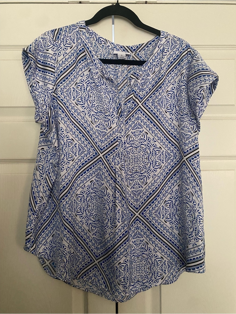 Liz Claiborne Blue and White Patterned V-Neck Blouse